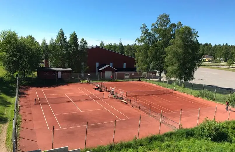 Foto: Två tennisbanor på Hällevi