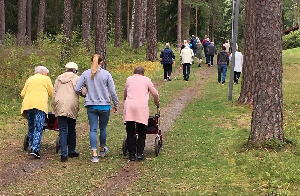 Äldre med personal vandrar i Krokbornsparken