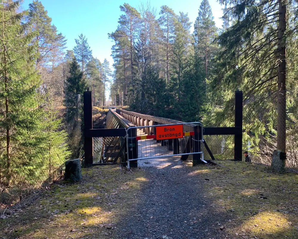 avstängningsskylt framför en bro i trä