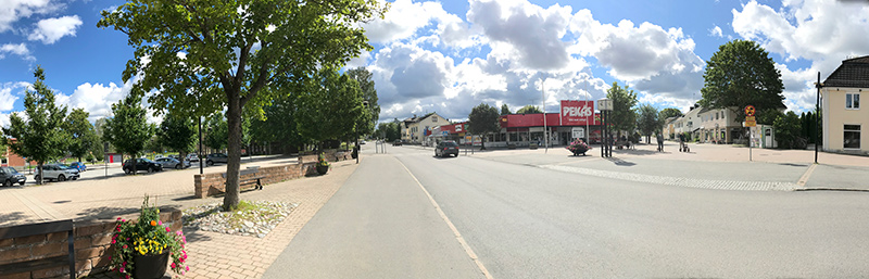 Torget Hällefors: Låga murar, parkering, väg, klocka, Pekås, tombola, träd, Schillingvägen och Sikforsvägen